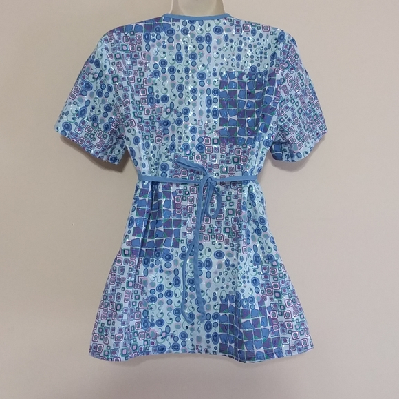 ☆☆SOLD☆☆ Barco Geometric Print Y-neck Scrub Top - Picture 2 of 8